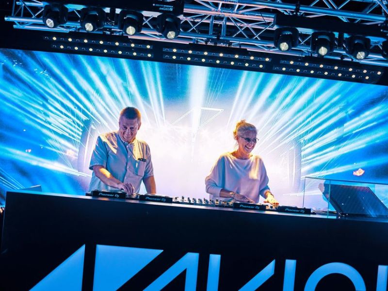 Besucher des Avicii Museums versuchen sich als DJ