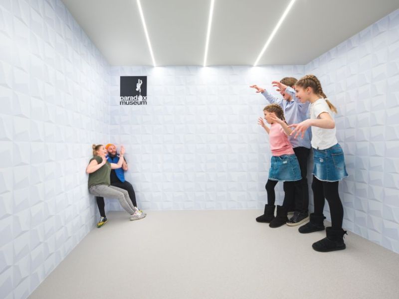 Besucher haben Spaß im Paradox Museum